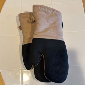 Cuisinart Irish Cream Tan & Black Oven Mitts 2 in set